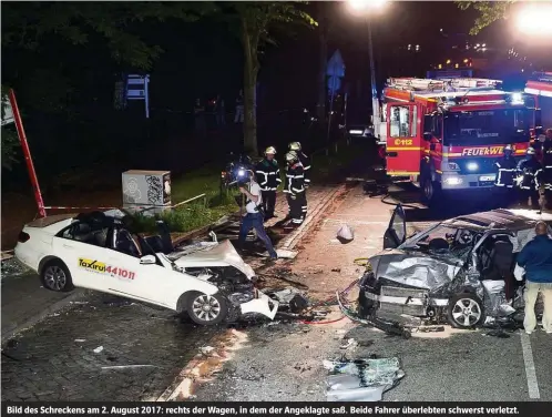  ?? ?? Bild des Schreckens am 2. August 2017: rechts der Wagen, in dem der Angeklagte saß. Beide Fahrer überlebten schwerst verletzt.