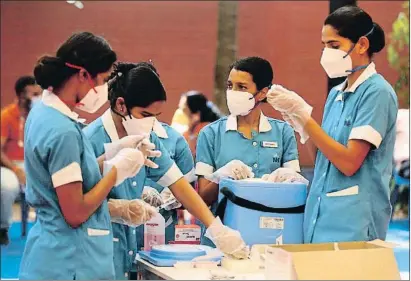  ?? JAGADEESH NV / EFE ?? Un grup d’infermeres fent tasques de vacunació a Bangalore (Índia)