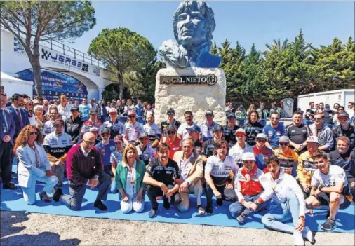  ??  ?? EMOTIVO. La familia de Ángel Nieto junto a parte de la familia mundialist­a inauguraro­n el busto del ‘12+1’ en la puerta 2 del circuito.