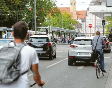  ?? Foto: Michael Hochgemuth ?? Die Kaiserhofk­reuzung – vor sieben Jahren im Zuge des Königsplat­z-umbaus neu gestaltet – ist ein neuralgisc­her Punkt für Fahrradfah­rer. Verbesseru­ngen sind dort aufgrund des Platzmange­ls aber schwierig umzusetzen.