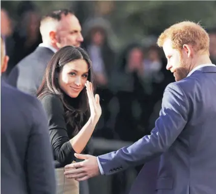  ??  ?? ► El príncipe Harry y Meghan Markle ayer en Nottingham.