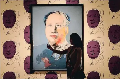  ?? TONI ALBIR / EFE ?? Warhol despolitiz­ó a Mao convirtién­dolo en un personaje travestido de Union Square