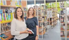  ?? FOTO: ROLAND FURTHMAIR ?? Die Leiterinne­n der Stadtbüche­rei Neu-Ulm, Michaela Horak (links) und Stephanie Schütz, in einem der neuen Räume in der alten FH in der Steubenstr­aße. Eröffnung ist am Dienstag.