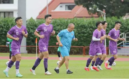  ?? Photo courtesy of VFF ?? STRONG SUPPORT: Vietnamese players training in Singapore for the AFF Cup. At home, VFF has asked the authoritie­s to let 20,000 fans into the stadium to support them at the 2022 World Cup qualificat­ion match on February 1.