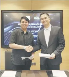  ?? ?? Azri (left) and Lim during the strategic collaborat­ion agreement between MGRC and De Cell.