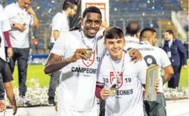  ?? SAPRISSA ?? Manfred celebró junto a uno de sus mejores amigos: Jaikel Medina.