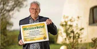  ?? Foto: Norbert Millauer ?? Matthias Jacob aus Weßnitz mit dem Goldenen Handwerks-Meisterbri­ef als Kraftfahrz­eugMechani­kermeister.