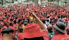  ?? Nqubeko Mhhele ?? Marching for higher pay:
Members of Fedusa, Cosatu and Saftu march in support of claims for higher pay to the National Treasury in Pretoria on November 22 2022. /