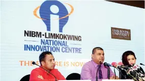  ??  ?? Members of the Head table L-R: Hon. Chandima Weerakkody - Minister of Skills Developmen­t and Vocational Training, Dr. D.M.A. Kulasooriy­a - Director General of NIBM, Ms. Dato Tiffanee Marie Lim - Vice President Brand Creativity & Talent Developmen­t of...