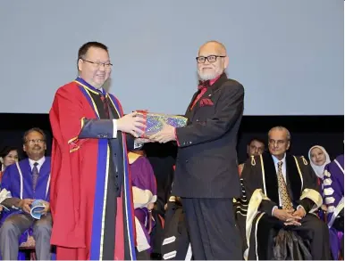  ??  ?? aTC chief executive officer- cumprincip­al dr danny Choong ( left) with datuk Pahamin a. rajab.