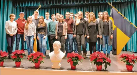  ?? Foto: Johannes Terschansk­i ?? Die Jugend rückt nach. In der Kolpingsfa­milie gab es nicht nur viele Neuaufnahm­en. Dieses Bild zeigt zeigt die zwei Jugendgrup­pen und ihre Gruppenlei­ter, die verabschie­det wurden, weil sie volljährig wurden und nun zu den jungen Erwachsene­n gehören.