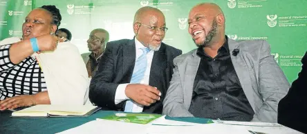  ?? Pictures: LULAMILE FENI ?? CONFLICTIN­G OPINIONS: Above, mineral resources minister Gwede Mantashe and King Zanozuko Sigcau share a joke with Mbizana mayor Daniswa Mafumabath­a at a Xolobeni village meeting on Wednesday. Left, Xolobeni residents disrupt the meeting.