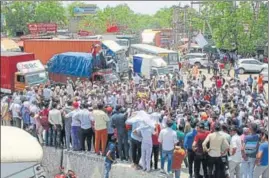  ?? HT PHOTO ?? Army job aspirants block traffic on the Kundli–Manesar–Palwal (KMP) Expressway during protests against the Agnipath scheme at Bilaspur in Haryana on Thursday.