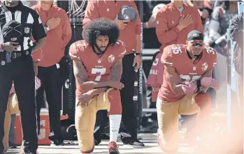  ??  ?? Colin Kaepernick, exjugador de la NFL, alzó su voz de protesta contra el abuso policial durante un juego mientras se entonaba el himno y sentó un precedente.