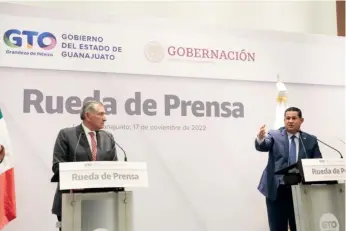  ?? ?? El titular de la Segob, Adán Augusto López, visitó Guanajuato, donde dialogó con el gobernador panista, Diego Sinhue Rodríguez, y promovió la reforma que amplía hasta 2028 la participac­ión de las Fuerzas Armadas en tareas de seguridad.