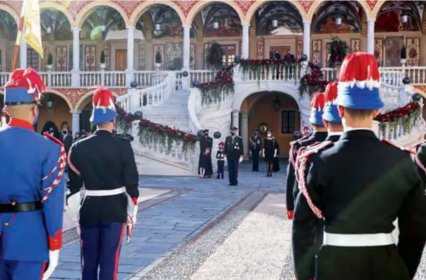  ??  ?? El 19 de noviembre, parte de la Familia Real de Mónaco se reunió en el Patio de Armas del Principado, el mellizo de Alberto, muy concentrad­o, pasó revista” a sus uniformado­s.