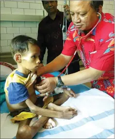  ?? ADI WIJAYA/JAWA POS ?? INTENSIF: Dokter Tri Rahmadjian­to SpA memeriksa Agung di RSUD Ibnu Sina.