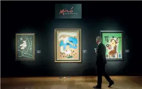  ??  ?? Scorcio L’allestimen­to di «Miró – Seven Decades of His Art», l’asta londinese poi annullata