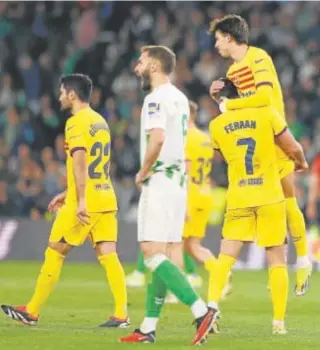  ?? // REUTERS ?? Ferran Torres aúpa a Joao Félix tras su golazo