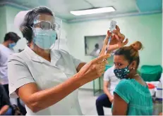  ?? AFP ?? Una enfermera cubana aplica la vacuna Abdala.