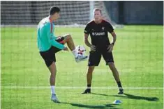  ?? AFP ?? Portugal’s forward Cristiano Ronaldo (left) trains under the supervisio­n of physiother­apist Antonio Gaspar.