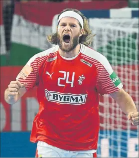  ?? FOTO: EFE ?? Mikkel Hansen, cara y cruz del líder danés: 13 goles y cinco exclusione­s en dos partidos