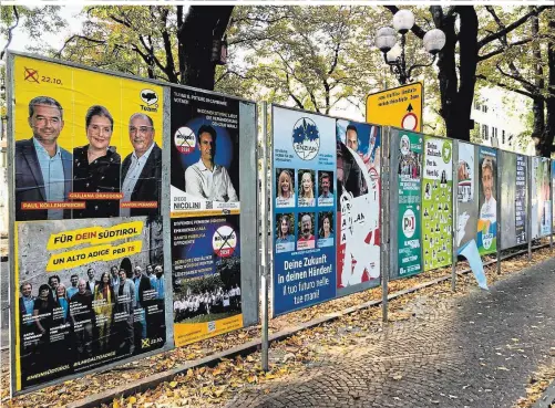  ?? ?? Schon vor der Wahl blättern in Bozen die Wahlplakat­e ab. 16 Parteien rittern heuer um den Einzug in den Südtiroler Landtag
