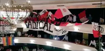  ??  ?? HIT DEL VERANO. El canto que insulta a la madre del Presidente se cantó en el Teatro Independen­cia de Mendoza. Los radicales se despegan.