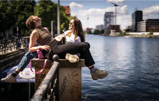  ??  ?? Un air de liberté.
Au bord de la Spree, le 9 mai, à Berlin, après plusieurs semaines de confinemen­t.