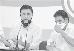  ?? ARVIND YADAV/HT PHOTO ?? ■
Congress leaders KC Venugopal (right) and Randeep Singh Surjewala addressing a press conference at the All India Congress Committee (AICC) headquarte­rs in New Delhi on Monday.