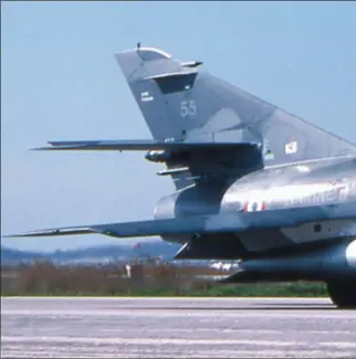  ??  ?? Au roulage à Hyères, le “Super Étendard” n° 55 emportant une maquette d’AN 52 sous l’aile droite et un réservoir pendulaire de 1 100 l sous l’aile gauche.