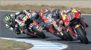  ??  ?? LA PELEA. Crutchlow y Dovizioso intentaron retrasar la corona de Marc.