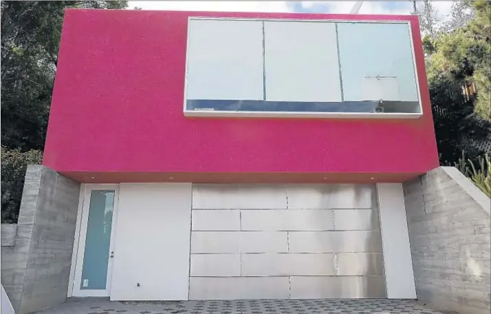  ?? Luis Sinco Los Angeles Times ?? THIS IN-YOUR-FACE color on Kenilworth Avenue in Silver Lake is in keeping with the area’s taste for vivid shades and can make a home a neighborho­od celebrity.