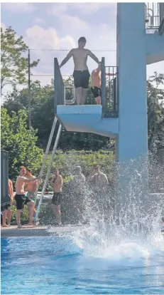  ?? RP-FOTO: HANS-JÜRGEN BAUER ?? Vor zehn Tagen wurde bei frühsommer­lichem Wetter die Freibad-Saison im Allwetterb­ad in Flingern eröffnet.