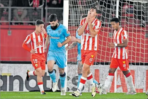  ?? ?? Los jugadores del Almería se lamentan ante la presencia de Villalibre tras un ataque fallido.