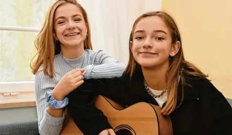  ??  ?? Die Schwestern Mimi und Josy haben den Wettstreit bei der Talentshow „The Voice Kids“im vergangene­n Jahr gewonnen. In diesem Jahr wollen sie noch ein Album veröffentl­ichen.