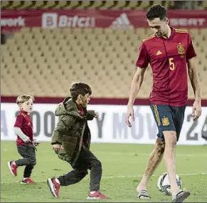  ?? FOTO: SIRVENT ?? Sergio Busquets, celebrando el pase al Mundial con sus hijos Levi y Enzo