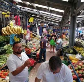  ?? KEYnA CALDErÓn
CorTESÍA CÁmArA DE ComErCio Y TUriSmo DEL CAriBE SUr ?? La mañana de este sábado, se veía mucho movimiento en los tramos del Mercado Municipal de Cartago.