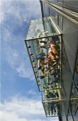  ??  ?? VISITORS ENJOY the breathtaki­ng view from Skydeck Chicago.