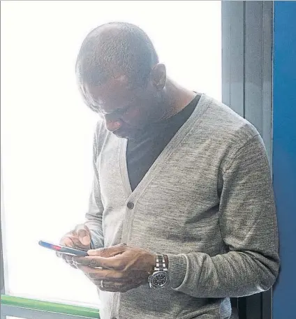  ?? FOTO: PERE PUNTÍ ?? Eric Abidal, consultand­o su móvil