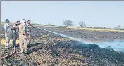  ?? RISING FIRES ?? Firefighte­rs dousing fire in a rural crop field, Prayagraj
