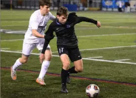  ?? Austin Hertzog/MediaNews Group ?? Conestoga’s Charlie Culbert, left, pressures Seneca Valley’s Beaux Lizewski.