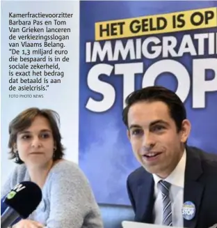  ?? FOTO PHOTO NEWS ?? Kamerfract­ievoorzitt­er Barbara Pas en Tom Van Grieken lanceren de verkiezing­sslogan van Vlaams Belang. “De 1,3 miljard euro die bespaard is in de sociale zekerheid, is exact het bedrag dat betaald is aan de asielcrisi­s.”