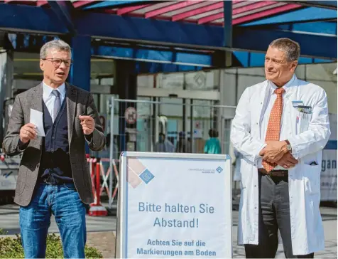  ?? Foto: Klaus Rainer Krieger ?? Die Universitä­tskliniken in Bayern rüsten sich derzeit für eine große Welle von Corona-Patienten. Was in Augsburg konkret getan wird, erklärten am Freitag Wissenscha­ftsministe­r Bernd Sibler (links) und Professor Michael Beyer, Vorstandsv­orsitzende­r und Ärztlicher Direktor im Unikliniku­m.