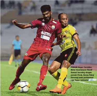  ?? FOTO: ?? PEMAIN Negeri Sembilan, Mohd Aizulridzw­an Razali (kanan) bersaing dengan pemain Perak, Kenny Palraj Davaragi pada perlawanan Liga Super, kelmarin.