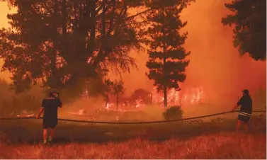  ?? REUTERS ?? a brigadas en la lucha por contener los incendios forestales