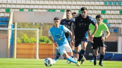  ?? D.A. ?? Alberto Fuentes persigue a un rival durante el último partido disputado en Santo Domingo