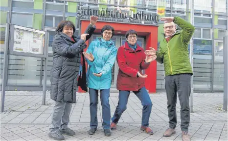  ?? FOTO: HARALD RUPPERT ?? Der Scheck ist virtuell, die Spenden in Höhe von insgesamt 7650 Euro nicht: Wilma Rehkugler, Bruni Baumann, Margarete Halder und Hannes Bauer (von links) freuen sich über den Geldsegen.