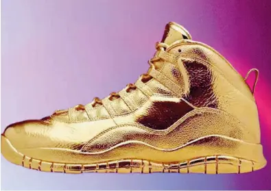  ?? ?? FORTUNA. Los Solid Gold OVO x Air Jordans están hechos de oro de 24 kilates, tienen detalles en piel de cocodrilo y una etiqueta con diamantes.