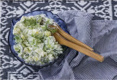  ??  ?? Potatissal­laden blir lite lättare om man kombinerar den med en grekisk tzatziki.